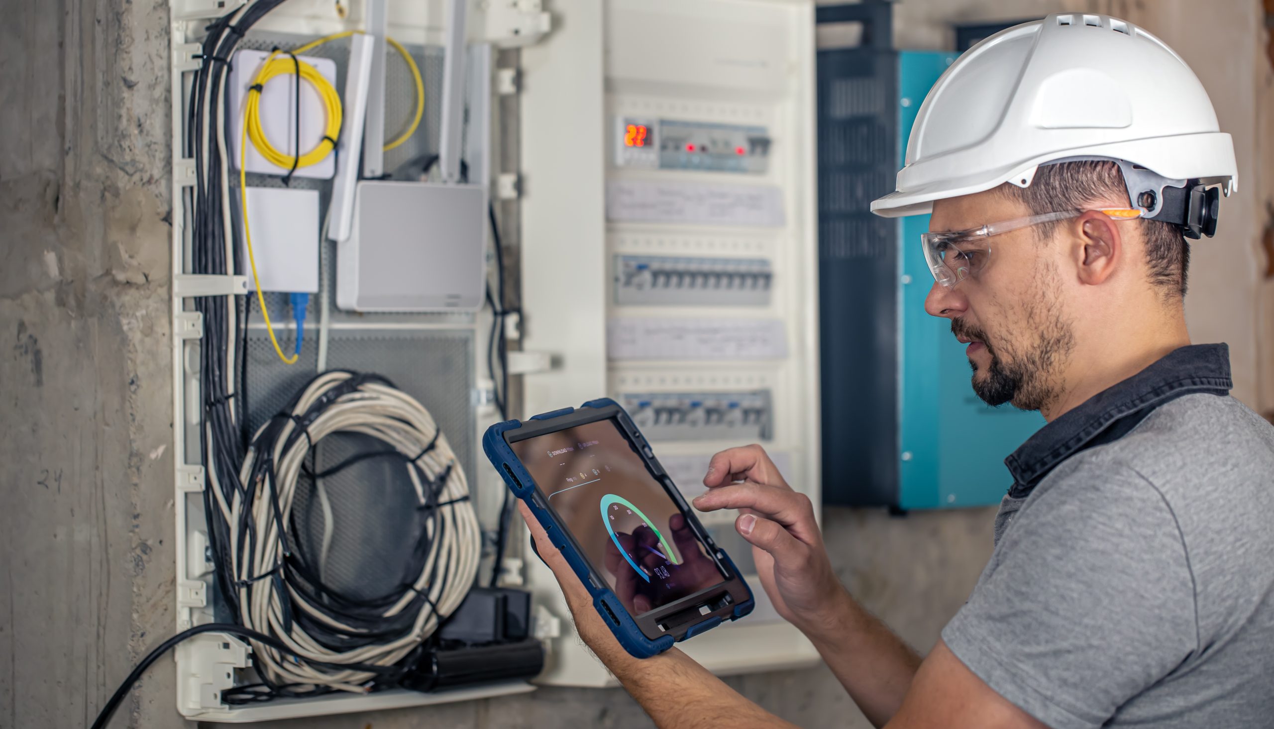 Calendrier de planification des travaux de l'électricien et liste de contrôle sur tablette
