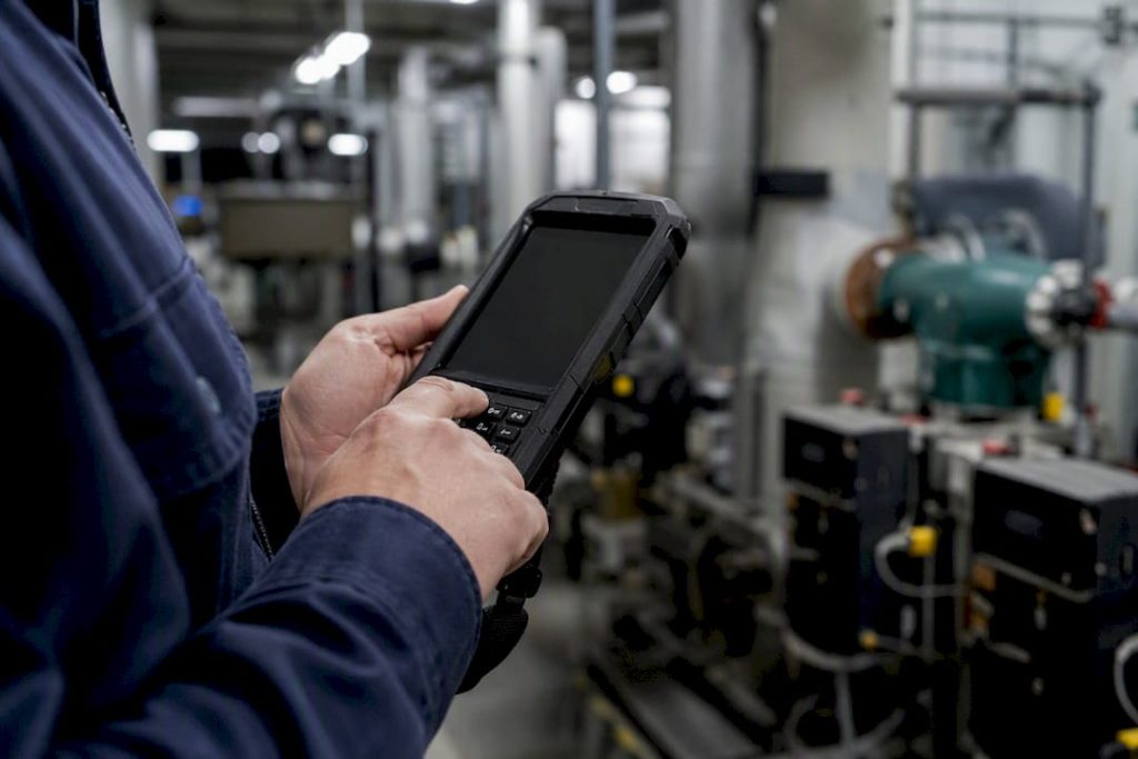 Technician entering shift handover data